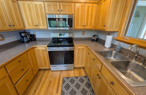 Fairview Ski Chalet | ASHEVILLE Luxury cabin HOT TUB VIEWS 7 Acres Romantic
