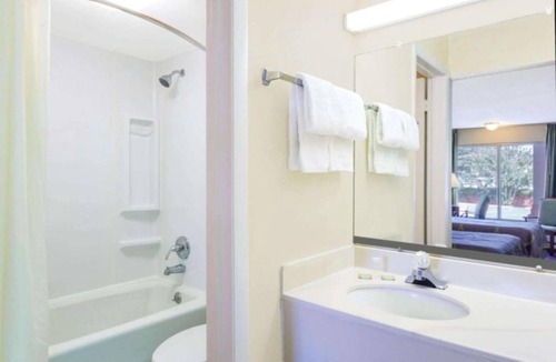 Ashland Hotel | Ashland Studio Inn By OYO Richmond North near Kings Dominion