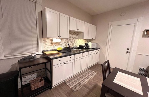 The Hill Apartment | B1-1 Walk to YALE Hospital - All Rooms with AC