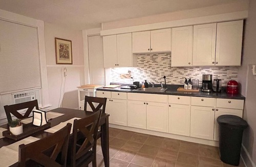 The Hill Apartment | B1-2 Walk to YALE Hospital -All Rooms with AC