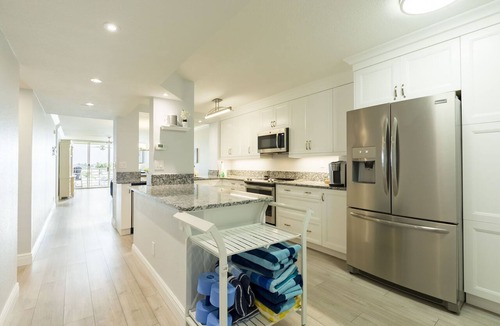 St. Petersburg Condo | Bahia Vista 11-337 | Waterfront Condo with Balcony, Bay Views + Resort Pool