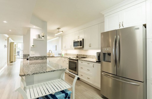 St. Petersburg Condo | Bahia Vista 11-337 | Waterfront Condo with Balcony, Bay Views + Resort Pool
