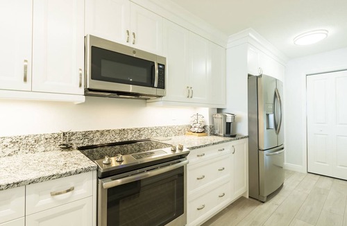 St. Petersburg Condo | Bahia Vista 11-337 | Waterfront Condo with Balcony, Bay Views + Resort Pool