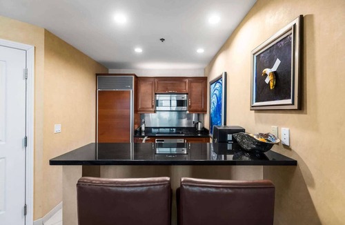 Las Vegas Condo | Balcony Strip View Penthouse Free Valet Parking