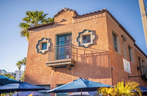 Burns Square Apartment | Balcony Studio, Historic & Highly Walkable nestled between High-End Residential
