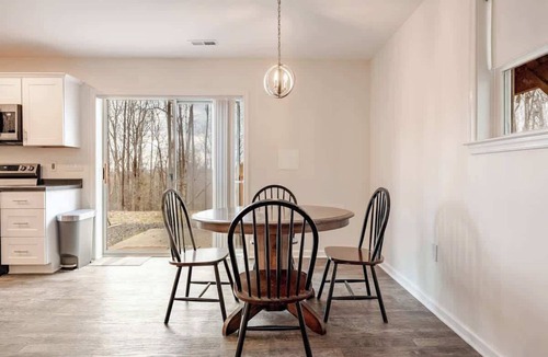 Warrenton Apartment | Baldwin Flat | Furnished 2BR | Long-Term Stays