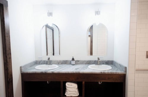 Lexington House | Barnswallow Suite, King Bed, Blue Ridge Barn
