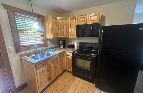 Edray Apartment | Base Mountain Studio with Winter Shuttle to/from Snowshoe Village