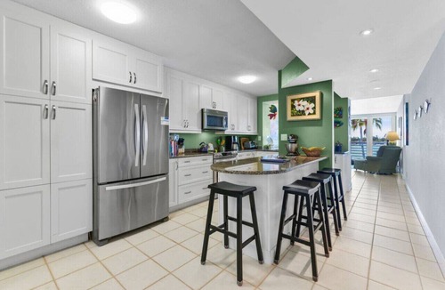 St. Petersburg Apartment | Bay Front Bahia Vista Condo 8-414