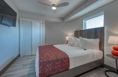 Treasure Island Hotel | Bayfront Charm in Treasure Island – 3 Stylish Suites Close to the Sand