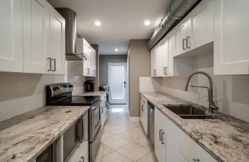 Bayshore Gardens House | Bayshore Gardens Renovated Townhouse, walk to SOHO