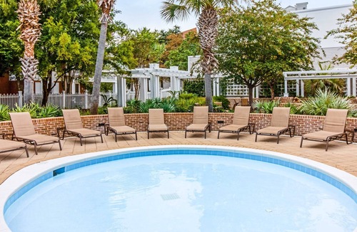 Baytowne Wharf Apartment | Baytowne Wharf studio with a kitchenette plus pool, hot tub, & fitness room