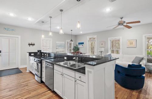 Seacrest House | Beach Bungalow, 3 Min Walk to Beach, Golf Cart, 4 bikes, Wagon
