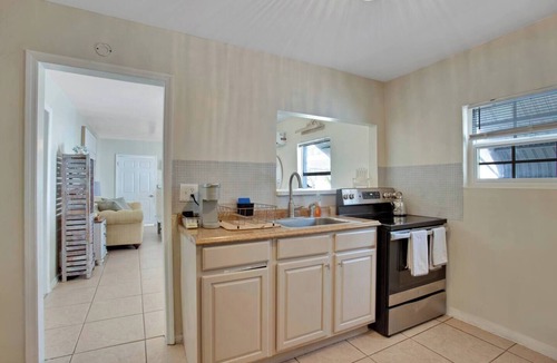 North Central Hollywood House | Beach Cottage, Private Backyard, Market lights