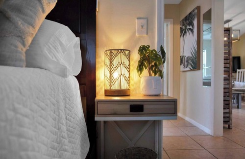 North Central Hollywood House | Beach Cottage, Private Backyard, Market lights