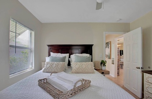 North Central Hollywood House | Beach Cottage, Private Backyard, Market lights