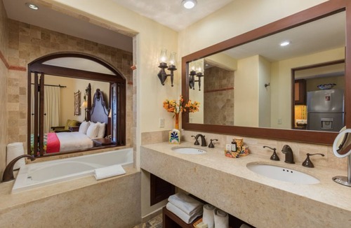 Cabo San Lucas Hotel | Beach Front Studio w Gym & Hot Tub in Hacienda Encantada