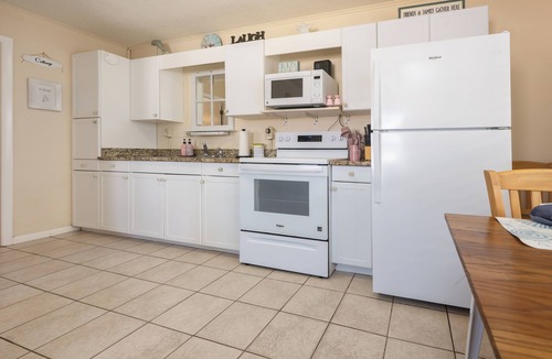 Laguna Beach Cottage | Beach getaway just 100 yards from the beach.