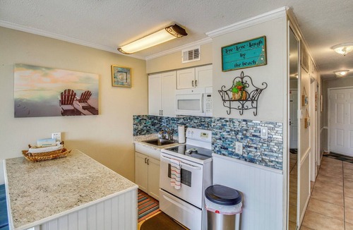 North Beach Apartment | Beach View Balcony! Corpus Christi Condo w/Pool