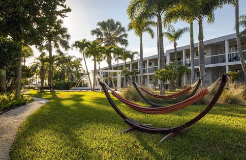 St. Pete Beach Hotel | Beachcomber 2-Room Stay with Courtyard Views and Pool Access