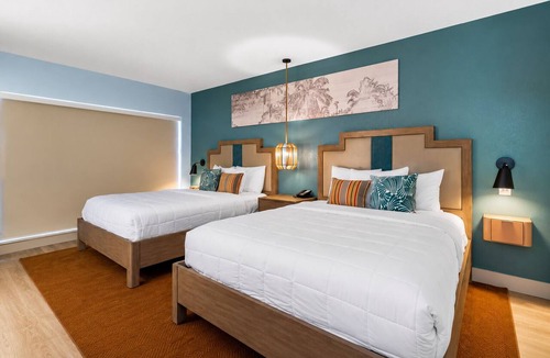 St. Pete Beach Hotel | Beachcomber 2-Room Stay for Beach Weekends with Pool Access