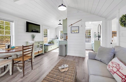 Surry House | Beachcomber Cottage-Oceanfront!
