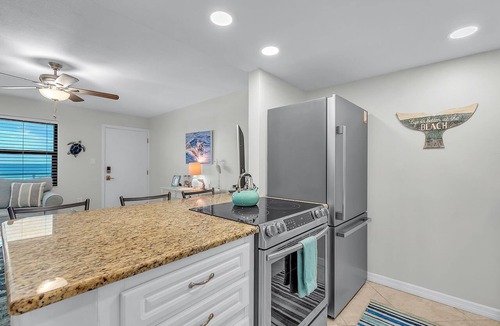 Sunset Beach Condo | 🌞Beachfront Condo🌴Walk to Restaurants🐬Sunsets Every Night🐠Sunset Chateau 210