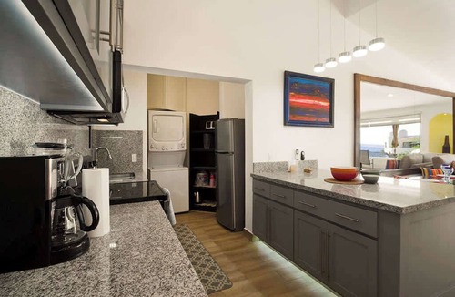 Centro Condo | Beachfront Condo with Ocean View & Balcony BBQ