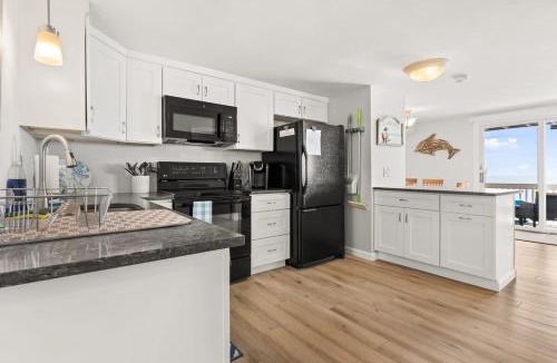 Salisbury Beach House | Beachfront Panoramic Views Oceanfront Oasis