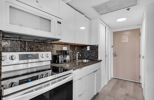 Sunny Isles Beach Apartment | Beachfront Resort Studio 2 Queens Balcony & Pool