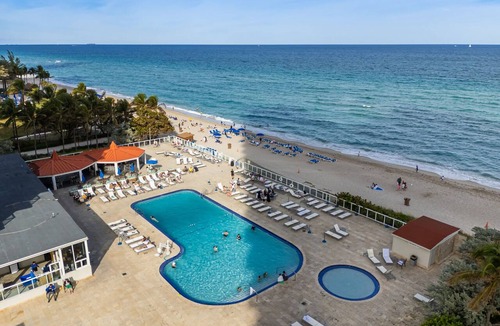Sunny Isles Beach Apartment | Beachfront Resort Studio 2 Queens Balcony & Pool
