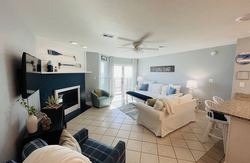 East End House | BEACHFRONT and DOG FRIENDLY Come watch the dolphins play!