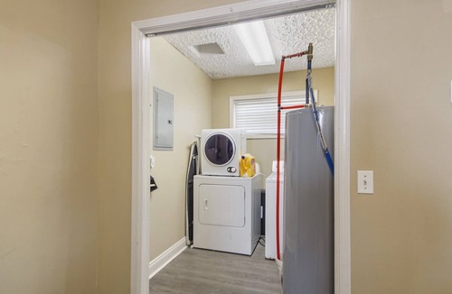 Holiday Beach House | BeachLife Unit AC Getaway Sleeps 28