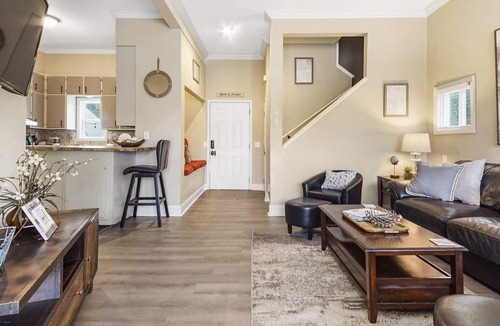 Holiday Beach House | BeachLife Unit AC Getaway Sleeps 28