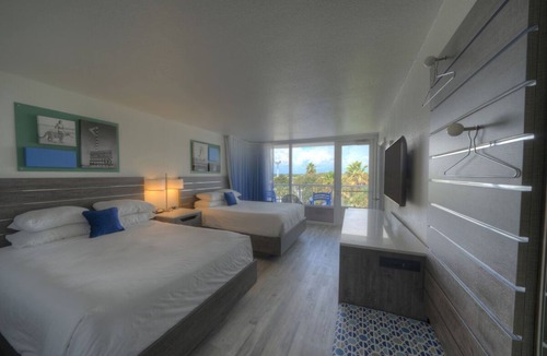 Fort Walton Beach Hotel | Beachside Comfort Stay with Pools Near Island Dining | 2 Units