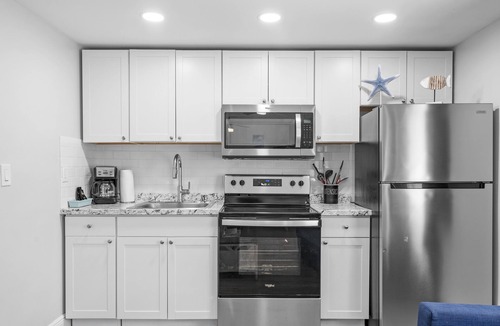 Deerfield Beach Hotel | Beachside Gardens Apartments by Lowkl