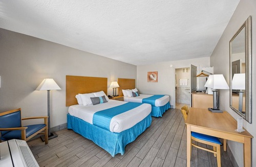 Fernandina Beach Hotel | Beachside Motel Classic ADA Roll In Shower