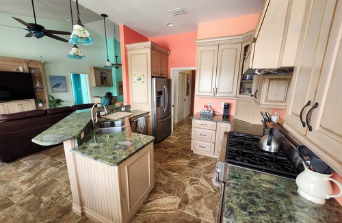 Crystal River House | Beautiful 3/3 on deep water canal. floating dock, kayak ramp, game room