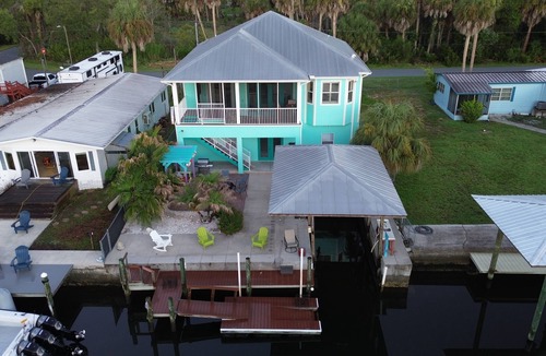 Crystal River House | Beautiful 3/3 on deep water canal. floating dock, kayak ramp, game room