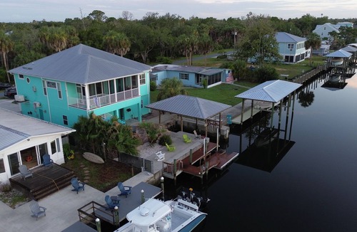 Crystal River House | Beautiful 3/3 on deep water canal. floating dock, kayak ramp, game room