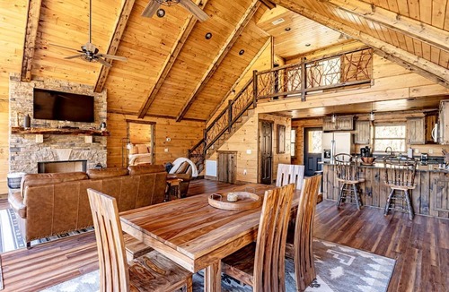 Topton Cabin | Beautiful Cabin with Lofted Space and Deck in Topton, North Carolina