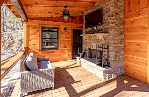 Topton Cabin | Beautiful Cabin with Lofted Space and Deck in Topton, North Carolina