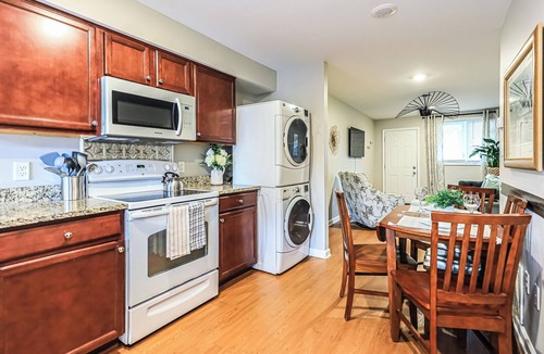 Savannah Victorian District Apartment | Beautiful Downtown Getaway w/Fun Outdoor Space