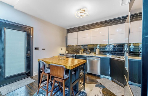 West Bucktown Apartment | Beautiful duplex in the heart of bucktown.