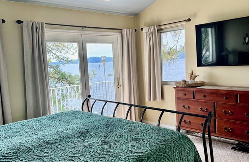 Harrison House | Beautiful Lakefront Retreat in Carlin Bay