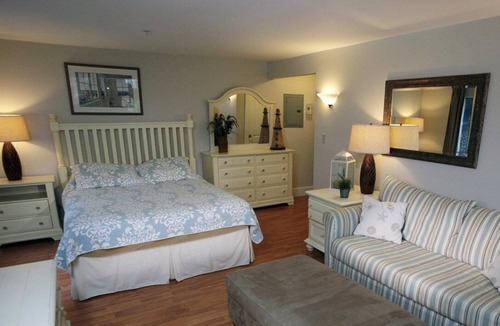 Edgecomb Apartment | Beautiful studio unit at resort, sleeps 4