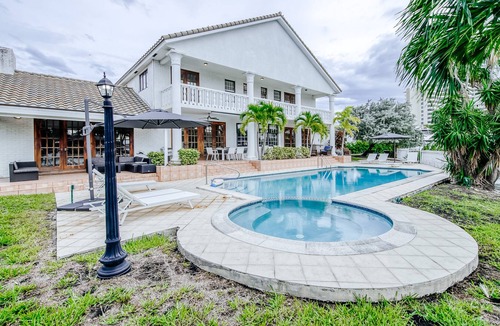 Bermuda Riviera House | Beautiful waterfront home with pool, fast WiFi & W/D - dog-friendly