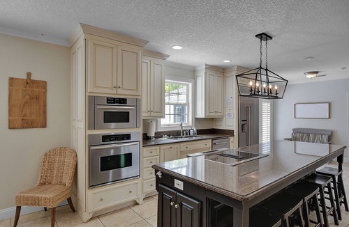 East Beach House | Belle Cottage 6 bed/4.5 bath home East Beach- Pool