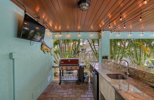 Holmes Beach House | Big Luxury 6 bdrm, Pool, Spa, Bikes, Kayak, Reviews, Beach!
