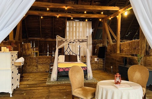 Keedysville House | Big Red Barn Glamp Fire Pit, Grill, Heated Mattress, Ask about Pool